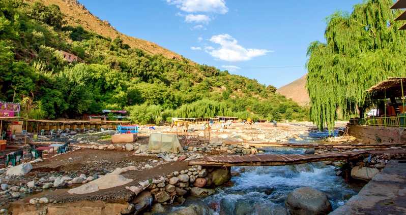 Explora el valle de Ourika en el Alto Atlas en un tour panorámico de día completo desde Marrakech. Contempla las casas tradicionales bereberes y visita la ...