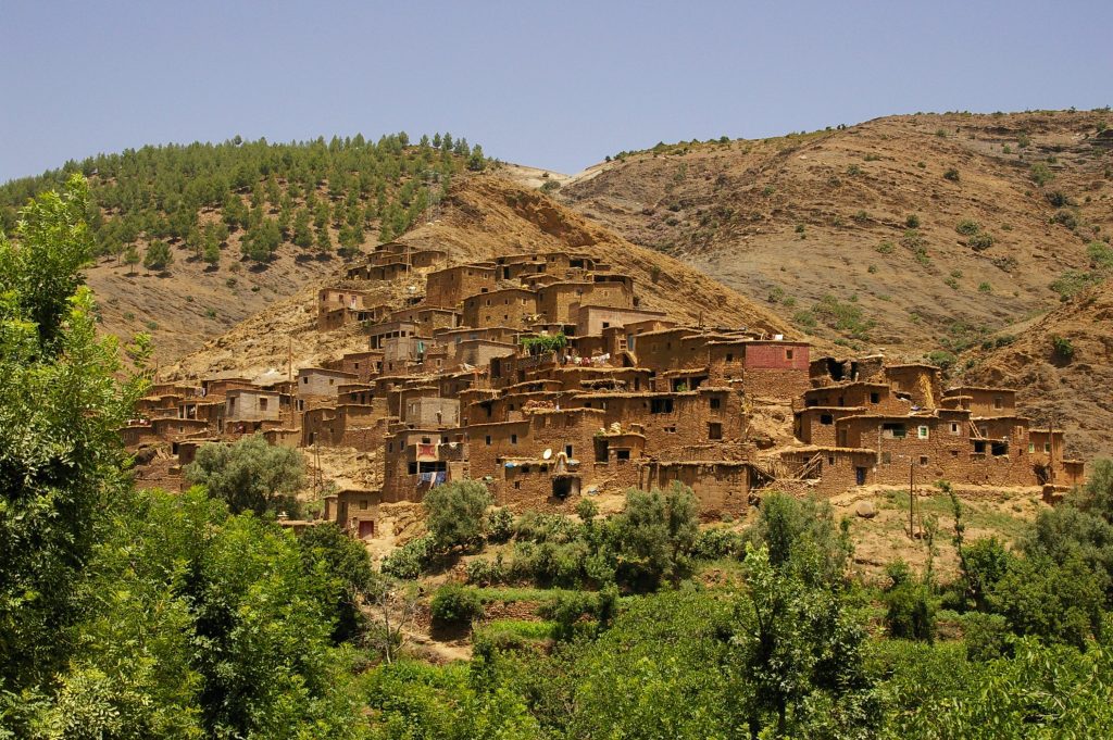 Explora el valle de Ourika en el Alto Atlas en un tour panorámico de día completo desde Marrakech. Contempla las casas tradicionales bereberes y visita la ...