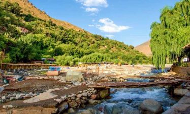 Explora el valle de Ourika en el Alto Atlas en un tour panorámico de día completo desde Marrakech. Contempla las casas tradicionales bereberes y visita la ...