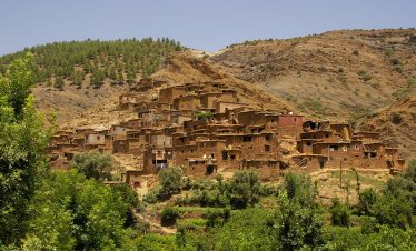 Explora el valle de Ourika en el Alto Atlas en un tour panorámico de día completo desde Marrakech. Contempla las casas tradicionales bereberes y visita la ...