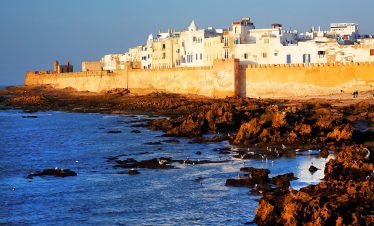 Esta fascinante excursión de un día nos lleva a la ciudad costera de Essaouira. Mientras nos dirigimos allí en un viaje que durará unas 2 horas y media, ...
