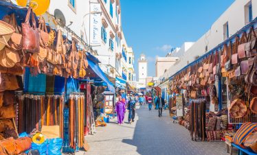 Esta fascinante excursión de un día nos lleva a la ciudad costera de Essaouira. Mientras nos dirigimos allí en un viaje que durará unas 2 horas y media, ...